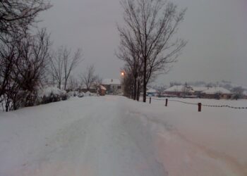Rrugët e bllokuara, 12 orë pa rrymë elektrike dhe dëme të mëdha materiale në Malësi (foto)