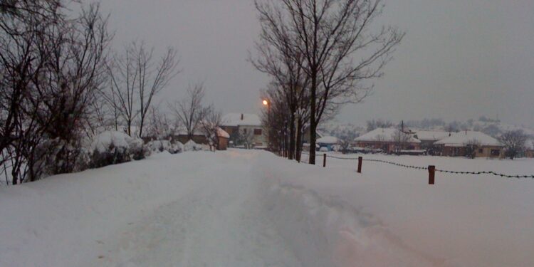 Rrugët e bllokuara, 12 orë pa rrymë elektrike dhe dëme të mëdha materiale në Malësi (foto)