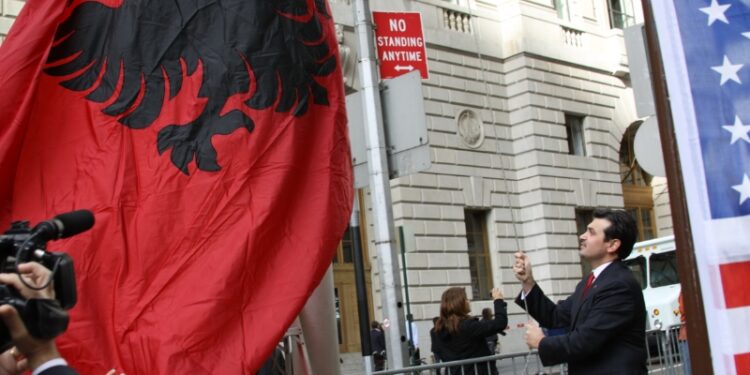 28 Nëntor – Flamuri Kombëtar kuq e zi, valvitet në zemër të qytetit për një javë