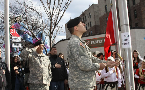 Në Bronx u ngritë flamuri kuqë e zi në Ditën e Flamurit , Shpalljen e Pavarësisë së Shqipërisë