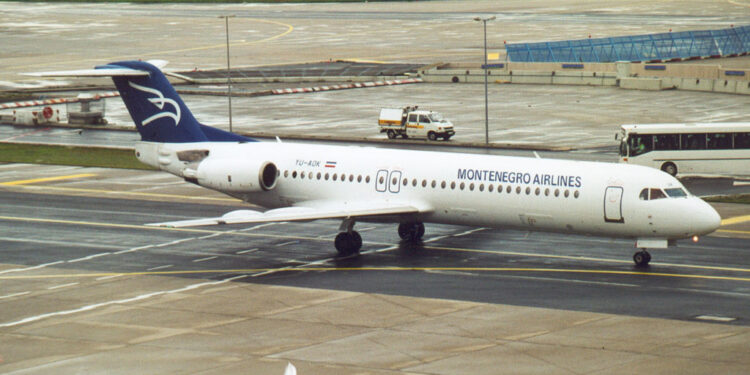 Aeroporti i Prishtinës mban peng 50 pasagjerë për borxh të “Montenegro Airlines”