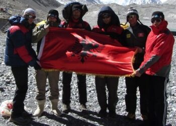 Alpinistët shqiptarë arrijnë majën e Everestit