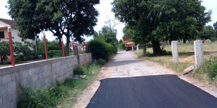 Asfaltohet rruga në fshatin Vrane