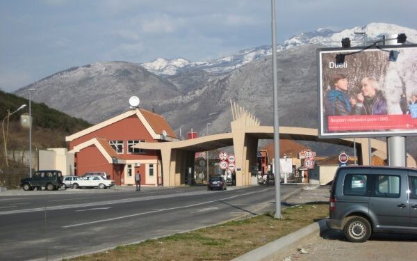 Mali i Zi refuzon shqiptarët pa pasaportë