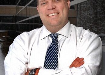 Bryan Barnett Kryetari i Rochester Hills fitoj ri-zgjedhjen