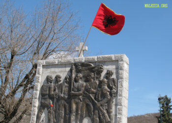 Vendosja e luleve në përmendoren e dëshmorëve në Kojë me rastin e aktiviteteve të 100-vjetorit të Kryengritjes së Malësisë së Madhe (FOTO+VIDEO)
