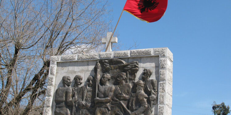 Vendosja e luleve në përmendoren e dëshmorëve në Kojë me rastin e aktiviteteve të 100-vjetorit të Kryengritjes së Malësisë së Madhe (FOTO+VIDEO)