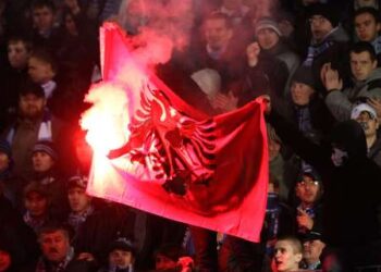 Edhe tifozët rusë djegin flamurin kuqezi