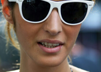 Emina e lumtur me lidhjen e saj