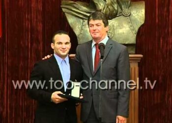 Erkand Qerimaj, dekorohet nga Presidenti Topi