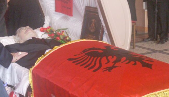 Homazhe me rastin e vdekjës së artistit Sali Mani në teatrin Migjeni në Shkodër