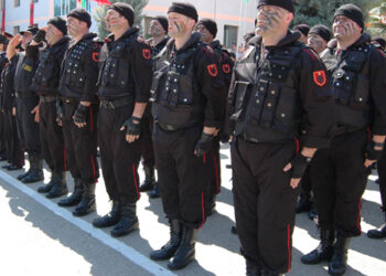 Nderohet gardisti që mbrojti flamurin (Video)