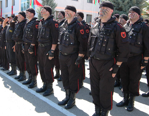 Nderohet gardisti që mbrojti flamurin (Video)