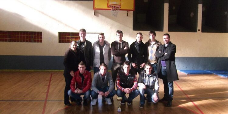 Edhe përkundër parullave shoviniste Gjimnazi i Tuzit shpallet kampion