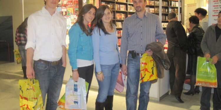 Grupi letrare Jehona vizitoi panairin e librit në Tiranë