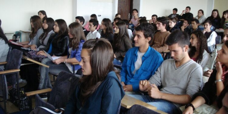 100 vjetori i lindjes së Nënë Terezes: Takimi i grupit letrar Jehona në gjimnazin 25 Maji