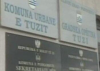 Në seancën e djeshme të Kuvëndit të KU të Tuzit ish kryeparlamentari i KU të Tuzit përsëri aktualizon çështjen e flamurit boshnjak, njëkohësisht pergaditë aktpadi kundra kreut të KU të Tuzit