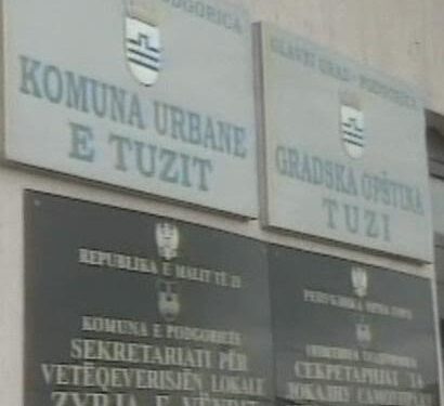 Në seancën e djeshme të Kuvëndit të KU të Tuzit ish kryeparlamentari i KU të Tuzit përsëri aktualizon çështjen e flamurit boshnjak, njëkohësisht pergaditë aktpadi kundra kreut të KU të Tuzit