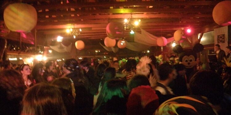 Karnavali “Koret” 2011 – Vallëzim nën Maskë  (FOTO + VIDEO)