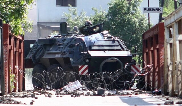 Kosovë – Tensionet në veri, KFOR-i konfirmon një ushtar të plagosur (Video)