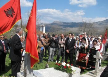 Vendosja e luleve në varrezën e Tringë Smajles me rastin e 100-vjetorit të Kryengritjes së Malësisë së Madhe (FOTO+VIDEO)