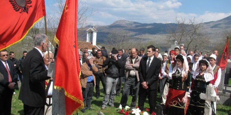 Vendosja e luleve në varrezën e Tringë Smajles me rastin e 100-vjetorit të Kryengritjes së Malësisë së Madhe (FOTO+VIDEO)