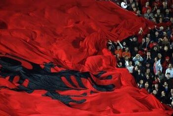 Nis udhëtimi i flamurit gjigand