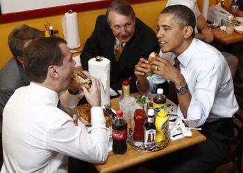 Obama dhe Medvedev drekojnë hamburgerë