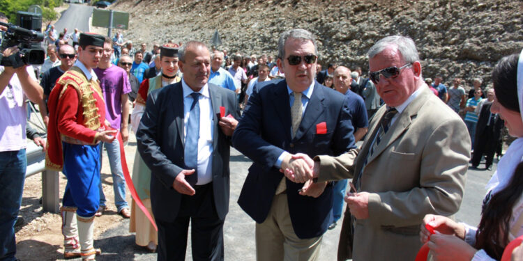 Politikanet dënojnë largimin e simboleve shtetërorë me rastin e inaugurimit të Urës në Cem të Selishtit