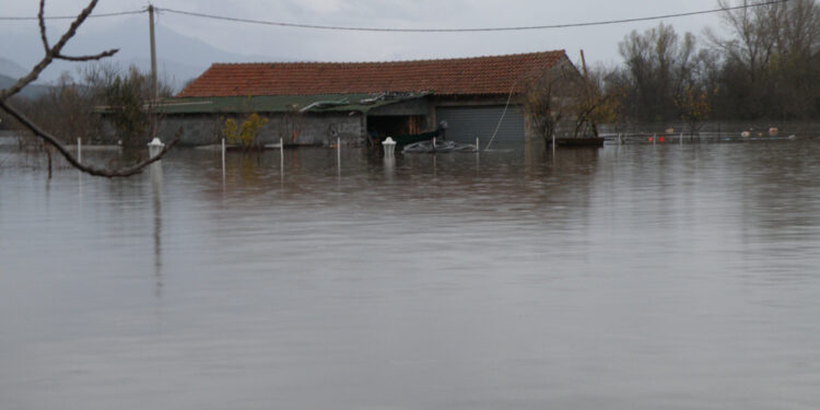 Përmbytjet në Nënhelm – Malësi, gjendje kritike (foto+video)