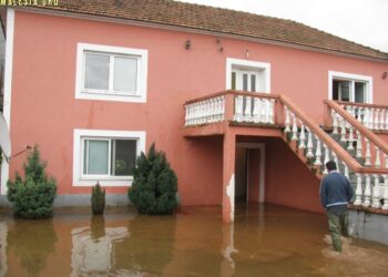 Niveli i ujit bie, por gjendja ende e rëndë në Nënhelm të Malësisë (foto-video-intervista)