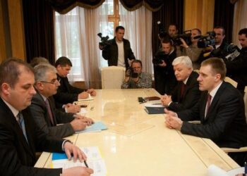 Partitë opozitare shqiptare paralajmërojnë se ndryshimet kushtetuese do jenë kusht i marrëveshjes