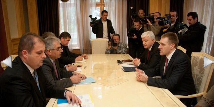 Partitë opozitare shqiptare paralajmërojnë se ndryshimet kushtetuese do jenë kusht i marrëveshjes