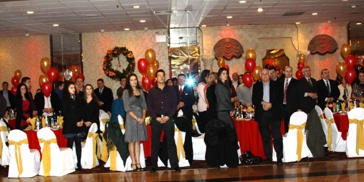 Nju Jork, në vigjilje të  Krishtlindjeve, Kisha Katolike Shqiptare  “Zoja e Shkodrës” dhe Qendra Kulturore “Nëna Tereze”, në shënjë mirënjohje për punën vullnetare në aktivtetet e organizuara nga Kisha, organizoi darkë festive: Faleminderimi !.