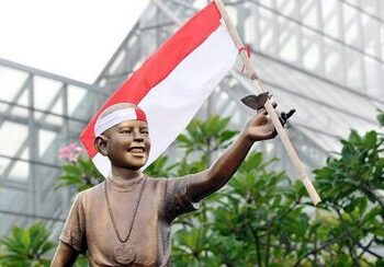 Xhakarta e hoqi statujën e Obamës nga Parku Menteng – dhe zhvendosi para oborrit të një shkolle