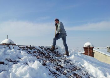 Anëtarët e SHKA KOHA pastrojnë pullazin e shkollës fillore