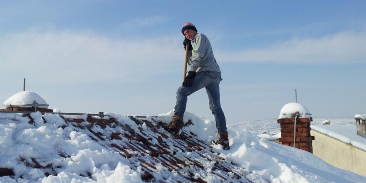 Anëtarët e SHKA KOHA pastrojnë pullazin e shkollës fillore