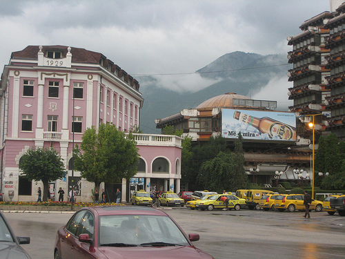 Rrëshqitjet e dheut rrezikojnë mbi 100 shtëpi në Pejë