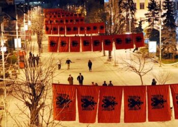 Festa e Flamurit, Prishtina vishet kuqezi