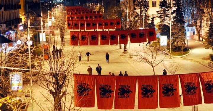 Festa e Flamurit, Prishtina vishet kuqezi