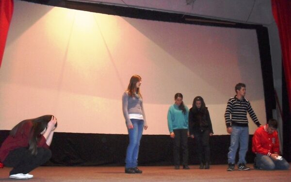 Shoqata “Martin Dreshaj” mbajti protestë artistike në Pejë