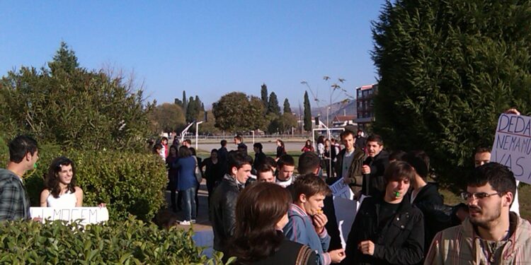 Maturantët e gjimnazit 25 Maj – Tuz, protestojnë ndaj largimit nga puna e prof. Mark Lucgjonaj  /foto+video/