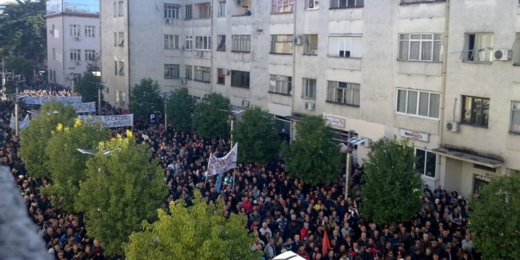 Rreth 10 000 protestues në Podgoricë