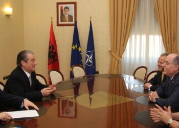 Në Shqipëri vetëm me letërnjoftim