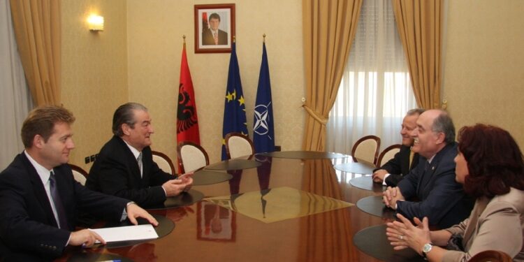 Në Shqipëri vetëm me letërnjoftim