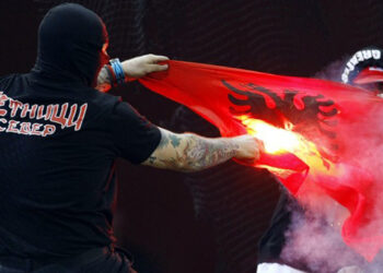 Huliganët serbë djegin flamurin shqiptar