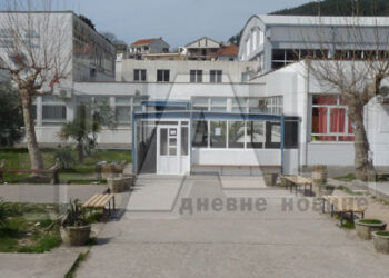 Dan: Nxënësit shqiptarë provokuan – Shpalosen flamurin shqiptar