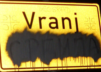 Fshihet emërtimi shqip në tabelën në hyrje të fshatit Vrane