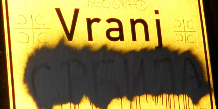 Fshihet emërtimi shqip në tabelën në hyrje të fshatit Vrane