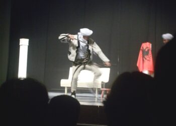 Teatri “Aleksandër Moisiu” i Pejës kremtoi 20 vjetorin e aktiviteteve